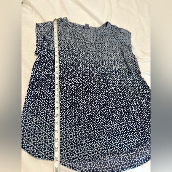 Dalia Collection Blouse Women Sz:M cap sleeve VNeck Blue White Geometric pattern - Picture 4 of 8